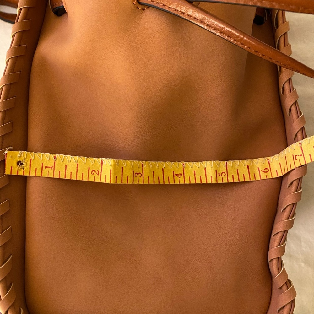 Universal Thread drawstring crossbody bag. - Picture 6 of 10